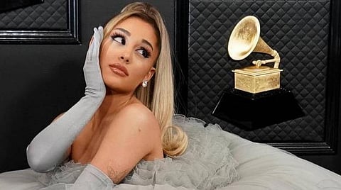 கரோனா பாதித்த ரசிகர்களுக்கு ரகசிய நிதியுதவி செய்யும் பாடகி