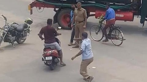 வாகன ஓட்டிகளைத் தாக்கும் சிறப்பு உதவி ஆய்வாளர் துரை.