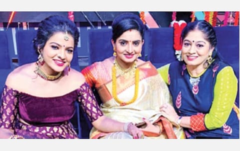 புதிய எபிஸோடுகள் இல்லாததால் திங்கள் முதல் சீரியல்கள் மறு ஒளிபரப்பு: குழப்பமான நெருக்கடிக்குள்ளான சேனல்கள்