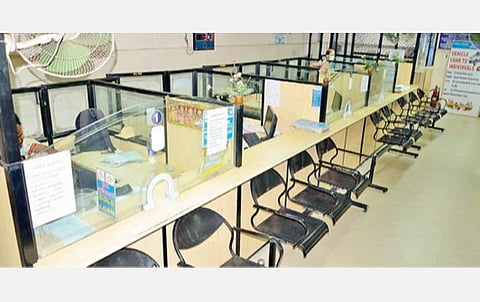 மதுரையில் வாடிக்ககையாளர் இன்றி வெறிச்சோடி காணப்பட்ட  மேலமாரட் வீதியிலுள்ள கனரா வங்கி. படம்: எஸ்.கிருஷ்ணமூர்த்தி