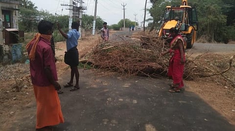 சிவகங்கை மாவட்டம் திருப்புவனம் அருகே கே.பெத்தனேந்தலில் ஊருக்குள் வர முடியாதபடி சாலையில் கிராமமக்கள் முட்களை கொண்டு தடுப்பு வைத்தனர். 