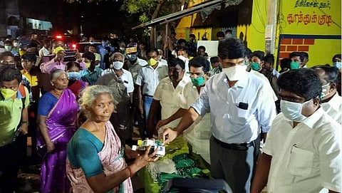 ஊருக்கு மட்டும் தான் உபதேசமா?- தூத்துக்குடியில் 144 தடை உத்தரவை மீறி ஆளுங்கட்சியினர் நிகழ்ச்சிக்கு அனுமதி- பொதுமக்களுக்கு முகக்கவசம் வழங்கிய ஆட்சியர்