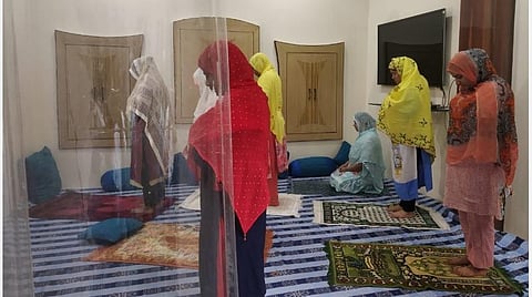 இஸ்லாமிய மக்கள் வீடுகளிலேயே தொழுகை; தனிமைப்படுத்தி வழிபாடு