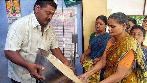 ஊரடங்கால் முடங்கிய மக்களுக்கு ரேஷன் கடைகள் மூலம் நிவாரணம்: கூட்டுறவுத்துறை அதிகாரிகளை திடீரென இடமாற்றம் செய்ததால் அதிருப்தி