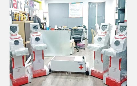 தயார் நிலையில் உள்ள ரோபோக்கள்.