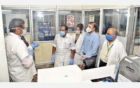 மதுரை அரசு மருத்துவக்கல்லூரி மருத்துவமனையில் அமைக்கப்பட்டுள்ள ‘கரோனா’ பரிசோதனை மையத்தை பார்வையிட்ட அமைச்சர் செல்லூர் கே.ராஜூ.