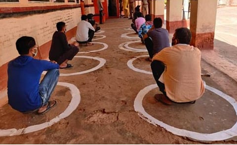 உறவினர்களுடன் தொலைபேசியில் பேச வரிசையில் இருக்கும் கைதிகள்; உ.பி. ஹமீபூர் சிறை