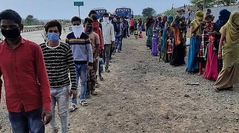 பொடிநடையாக ஊர் சென்றுசேர விரும்பும் ம.பி.பழங்குடி மக்கள்.