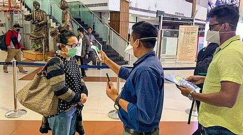 வெளிநாட்டுப் பயணிகள், தொழிலதிபர்களுக்கும் கரோனா பரிசோதனை நடத்தப்பட்டது- மத்திய அரசு விளக்கம்