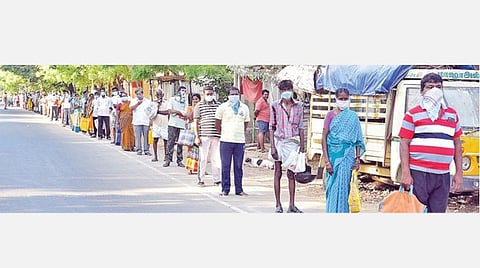 மதுரையில் 2 கி.மீ. தொலைவுக்கு காத்திருந்து காய்கறி வாங்கிய மக்கள்