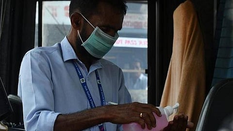 நெல்லையில் கரோனா தொற்று ஏற்பட்ட நபர் தங்கியிருந்த பகுதியைச் சுற்றி 8 கி.மீ தூரத்தில் அதிகாரிகள் ஆய்வு: வீடுவீடாக கணக்கெடுப்பு