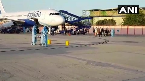 ஈரானில் இருந்து அழைத்து வரப்பட்ட இந்தியப் பயணிகள் ஜோத்பூர் வந்த காட்சி: படம் | ஏஎன்ஐ.