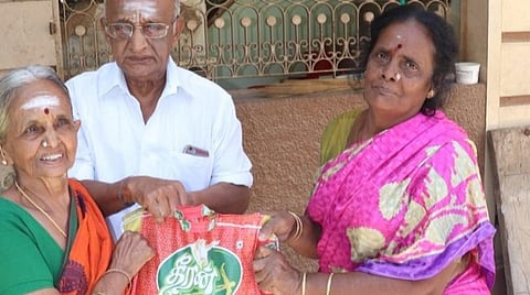 ஒக்கூர் வாழ் குடும்பஅட்டைதாரர்களுக்கு ரெ.சேக்கப்பன் - நாகம்மை ஆச்சி தம்பதி 10 கிலோ அரிசி பையை வீடுதோறும் சென்று வழங்கினர்.