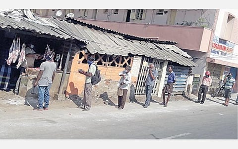 திருவள்ளூர் மாவட்டம், ஆவடி, ஜெ.பி.எஸ்டேட் பகுதி இறைச்சி கடை ஒன்றில், இறைச்சி வாங்க சமூக விலகலை கடைபிடித்து நின்றவர்கள்