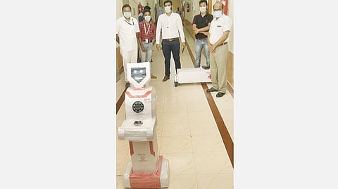 திருச்சி மாவட்ட அரசு மருத்துவ மனையில் பயன்படுத்தப்படவுள்ள ரோபோ செயல் விளக்கத்தை நேற்று பார்வையிடும் ஆட்சியர் சு.சிவராசு. படம்: ஜி.ஞானவேல்முருகன்