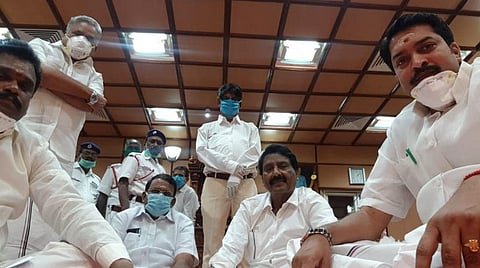 அதிமுக, பாஜக எம்எல்ஏக்கள் தர்ணா