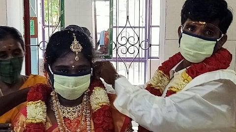 கரோனா ஊரடங்கால் காரைக்குடியில் மணமக்கள் உட்பட 10 பேர் மட்டுமே பங்கேற்ற திருமணம்