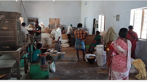 பலசரக்குக் கடைகளில் சரக்கு காலி: அரிசி ஆலை, மாவு மில்களுக்கு மவுசு