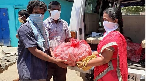 ஊரடங்கால் பசியில் தவித்த நரிக்குறவர்கள்: கோயில் அன்னதான திட்டத்தில் உணவு சமைத்து வழங்கிய அதிகாரிகள்