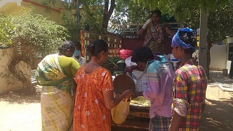 மக்களிடையே சமூக இடைவெளியை ஏற்படுத்த கோவில்பட்டி பகுதியில் நடமாடும் காய்கறி விநியோகம் தொடக்கம்