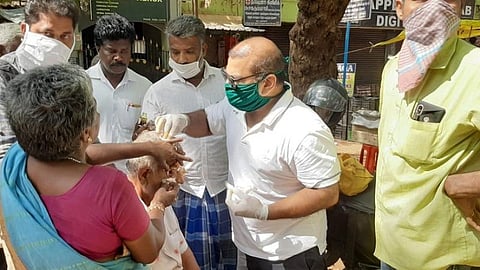 கரோனா அச்சத்தையும் மீறி விபத்தில் காயமடைந்த முதியவருக்கு உதவிய தொழிலதிபர் 