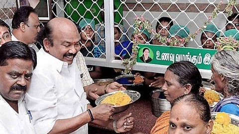 மதுரையில் 2 'அம்மா' உணவகங்களில் 3 வேளையும் இலவச சாப்பாடு: ஊரடங்கு உத்தரவால் வேலையின்றி வாடும் அடித்தட்டு மக்களுக்காக அதிமுக எம்எல்ஏ ஏற்பாடு