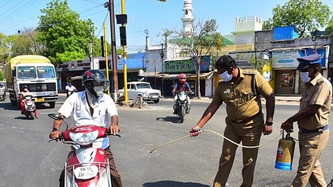 மதுரையில் கரோனா தொற்றைத் தடுக்க களமிறங்கிய காவல் துறையினர்: வாகனங்களில் கிருமி நாசினி தெளித்தனர்
