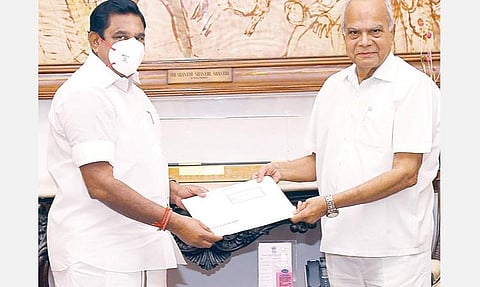 கரோனா வைரஸ் பரவாமல் தடுப்பதற்காக தமிழகத்தில் மேற்கொள்ளப்பட்டு வரும் நடவடிக்கைகள் குறித்து ஆளுநர் பன்வாரிலால் புரோஹித்திடம் முதல்வர் பழனிசாமி நேற்று விளக்கினார்.