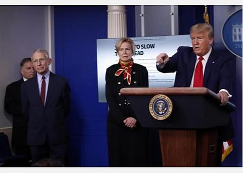 இடது கோடி டாக்டர் ஃபாஸி, நடுவில் டாக்டர் டெபோரா பர்க்ஸ், அதிபர் ட்ரம்ப்.