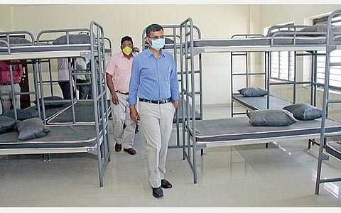 தையூரில் கட்டுமான தொழிலாளர்கள் தங்குவதற்காக ஆயிரம் படுக்கை வசதிகளுடன் அமைக்கப்பட்ட அரசு கட்டிடத்தை செங்கல்பட்டு மாவட்ட ஆட்சியர் ஜான்லூயிஸ் பார்வையிட்டு ஆய்வு செய்தார்.