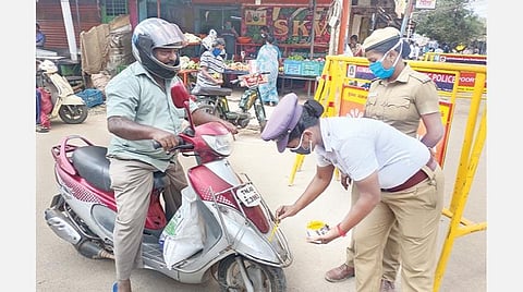 ﻿தஞ்சாவூர் கீழவாசல் பகுதியில் நேற்று இரு சக்கர வாகனத்தில் அடையாளக் குறியிடும் காவல் துறையினர்.﻿