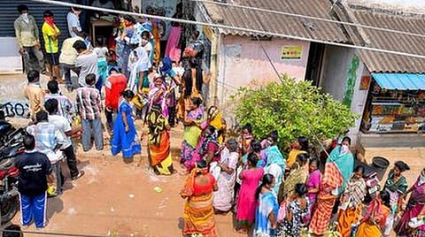 தமிழகம் முழுவதும் நியாயவிலைக் கடைகளில் நாளை முதல் ரூ.1000 நிவாரணம் விநியோகம்- விதிவிலக்கான நபர்களுக்கு நேரில் வழங்கவும் திட்டம்