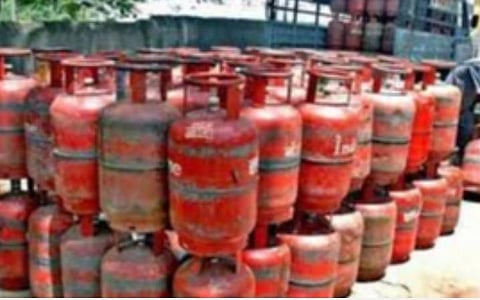 சமையல் எரிவாயு சிலிண்டர் விலை குறைப்பு: இன்றைய விலை நிலவரம் என்ன?