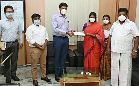 நிதி ஒதுக்கியதற்கான கடிதத்தை ஆட்சியரிடம் வழங்கும் கனிமொழி.