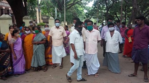 மத நிகழ்ச்சியில் பங்கேற்றவர்களை குற்றால விடுதியில் தனிமைப்படுத்த எதிர்ப்பு: கரோனா அச்சத்தால் துப்புரவு தொழிலாளர்கள் போராட்டம்