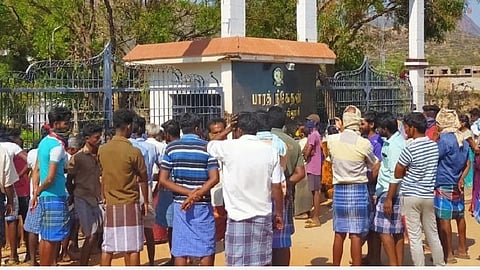 ஆண்டிபட்டி அருகே தனியார் பொறியியல் கல்லூரியை முற்றுகையிட்ட கிராம மக்கள்: கரோனா அறிகுறி நபர்களை தங்கவைக்க திட்டமிடுவதாக புகார்