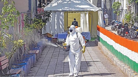 டெல்லியில் உள்ள நிஜாமுதீன் மசூதியில் அண்மையில் நடந்த தப்லீக் ஜமாத் மாநாட்டில் கலந்து கொண்டவர்களுக்கு கரோனா வைரஸ் தொற்று இருப்பது கண்டறியப்பட்டது. இதனைத் தொடர்ந்து, அந்த மசூதி வளாகம் முழுவதும் கிருமி நாசினி மருந்து தெளிக்கும் சுகாதாரப் பணியாளர்.  படம்: பிடிஐ