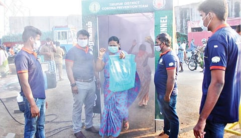 கரோனாவை தடுக்க திருப்பூரில் ‘கிருமிநாசினி சுரங்கம்’- நூதன வடிவமைப்புக்கு மக்கள் பாராட்டு