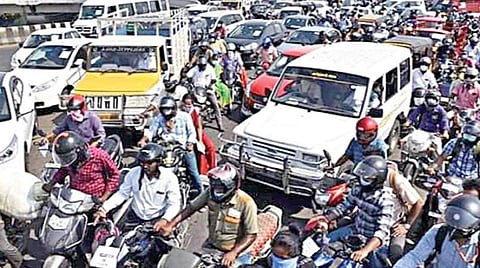 ஊரடங்கு உத்தரவை மீறி வாகனங்கள் இயக்கப்பட்டதால், சென்னை பாடி மேம்பாலத்தில் நேற்று காலையில் போக்குவரத்து நெரிசல் ஏற்பட்டது.