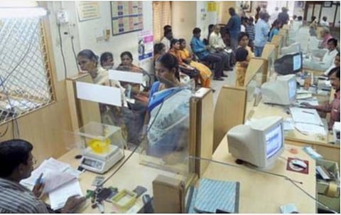 போக்குவரத்து முடக்கத்தால் தவிப்பு; வங்கி ஊழியர்களை வீட்டருகே பணியாற்ற அனுமதிக்க வேண்டும்: வங்கி ஊழியர்களின் தேசிய கூட்டமைப்பு கோரிக்கை