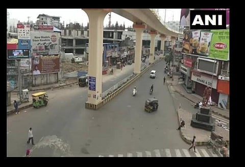 மும்பைியில் சாலை வெறிச்சோடி காணப்பட்ட காட்சி : படம் | ஏஎன்ஐ.