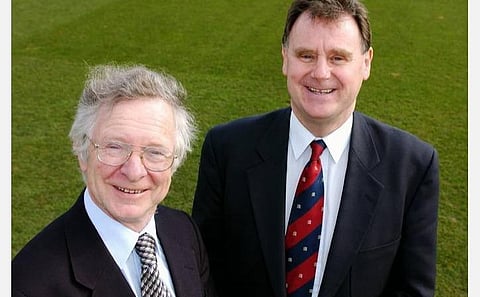 பிராங்க் டக்வொர்த் (இடது), டோனி லூயிஸ்