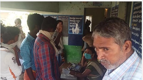 அங்காடியை முற்றுகையிட்ட இளைஞர்கள்.