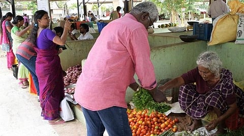 ஊரடங்கில் முக்கியத்துவம் பெறும் உழவர் சந்தைகள்: கூடுதலாக 3 மணி நேரம் விற்பனைக்கு அனுமதி 