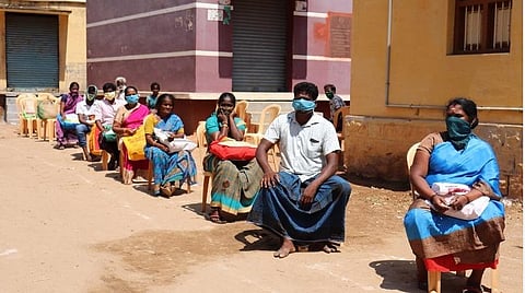 தேனி அல்லிநகரம் ரேஷன்கடையில் பொதுமக்களை சேரில் அமர வைத்து ரூ.1000 நிவாரண நிதி