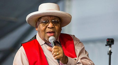 கரோனா தொற்று; பிரபல ஜாஸ் பாடகர் காலமானார்