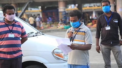 நாகர்கோவிலில் ஊரடங்கை பயன்படுத்தி காய்கனிகளை அதிக விலைக்கு விற்பதை தடுக்க விலைப்பட்டியல் மைக்கில் அறிவிப்பு: மாநகராட்சி நடவடிக்கை