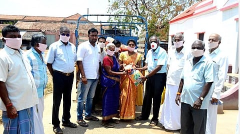 திருப்பத்தூர் அருகே கண்டவராயன்பட்டியில் ஏழை குடும்பங்களுக்கு நகரத்தார் சார்பில் உணவுப் பொருட்கள் வழங்கப்பட்டன.