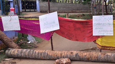 தென்காசி அருகே ஊருக்குள் வெளியாட்கள் நுழைய தடை: வழியை அடைத்த பொதுமக்கள்