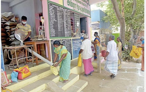 வேலூர் மாவட்ட நியாயவிலை கடைகளில் 1 மீட்டர் நீளம் கொண்ட பிளாஸ்டிக் குழாய்கள் வழியே பொருட்கள் வழங்கப்பட்டன. படம்: வி.எம்.மணிநாதன்.